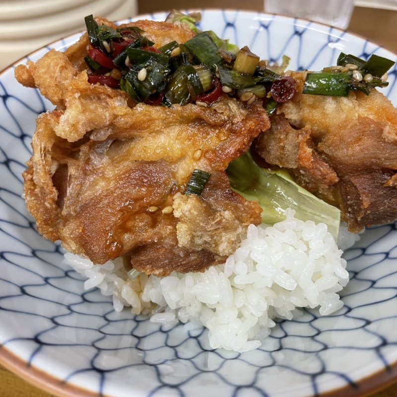 韮辛ソースのからあげ丼(ラーメン専科 竹末食堂)