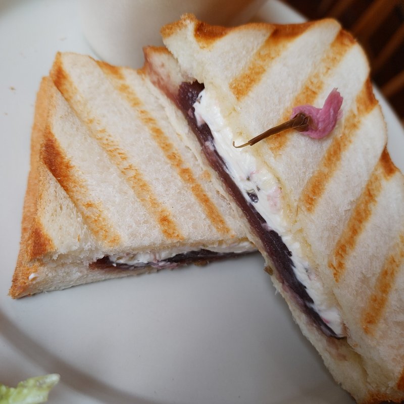 あんことさくらクリームチーズのホットサンド(ホットサンドラボミリ)