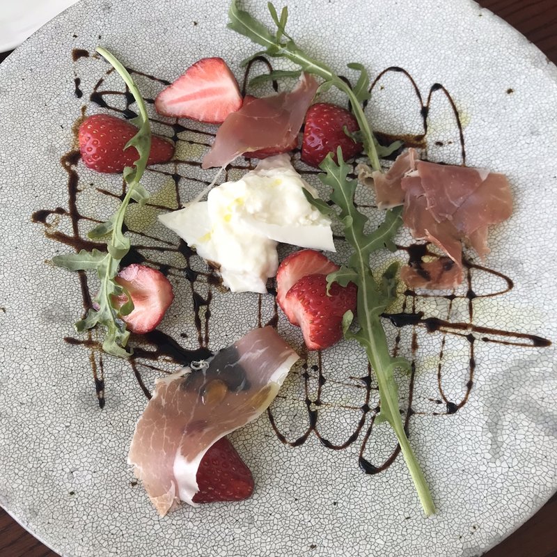 イチゴと生ハムのサラダ(ラ・マーレ・ド・チャヤ)