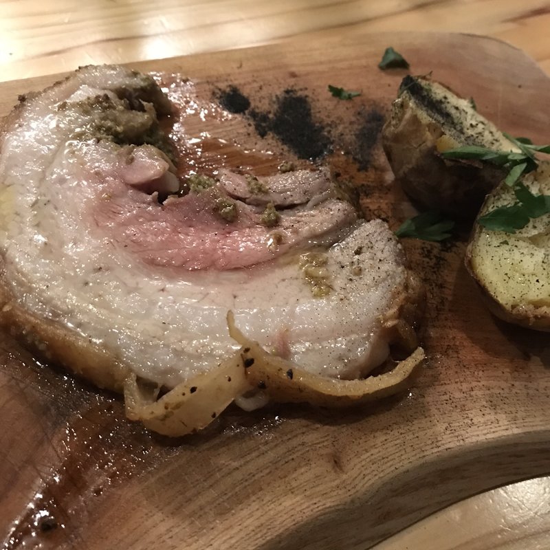 塊で焼いたイチオシのポルケッタ(ファロ)