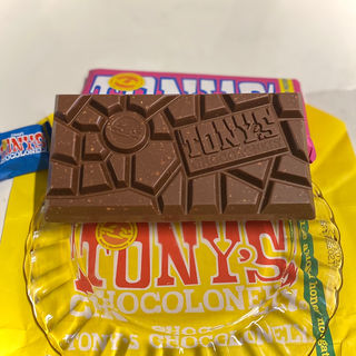Tony′s Chocolonely /ミルクチョコレート32% アーモンドハニーヌガー(国分寺マルイ)
