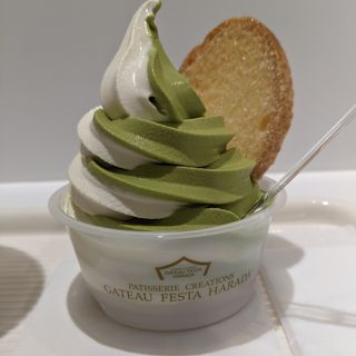 ソフトクリーム・デ・ロワ　抹茶＆ミルク(ガトーフェスタハラダ　東京グランスタ店)
