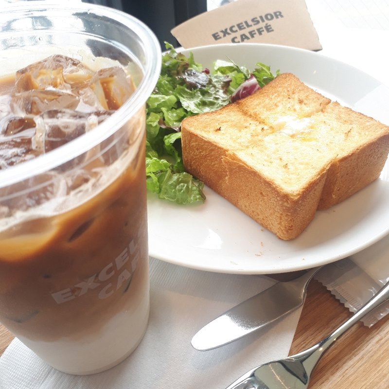 厚切りトーストセットアイスカフェラテサイズアップ(エクシオールカフェ大塚駅前)