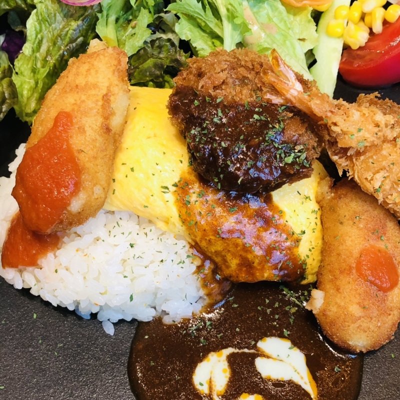 コロッケが主役のオムレツトルコライス(長崎トルコライス食堂)