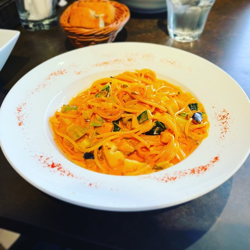 北海道産ホタテ、ブロッコリー、大根、キャベツ、トマトクリームソース(D'ORO HATSUDAI)