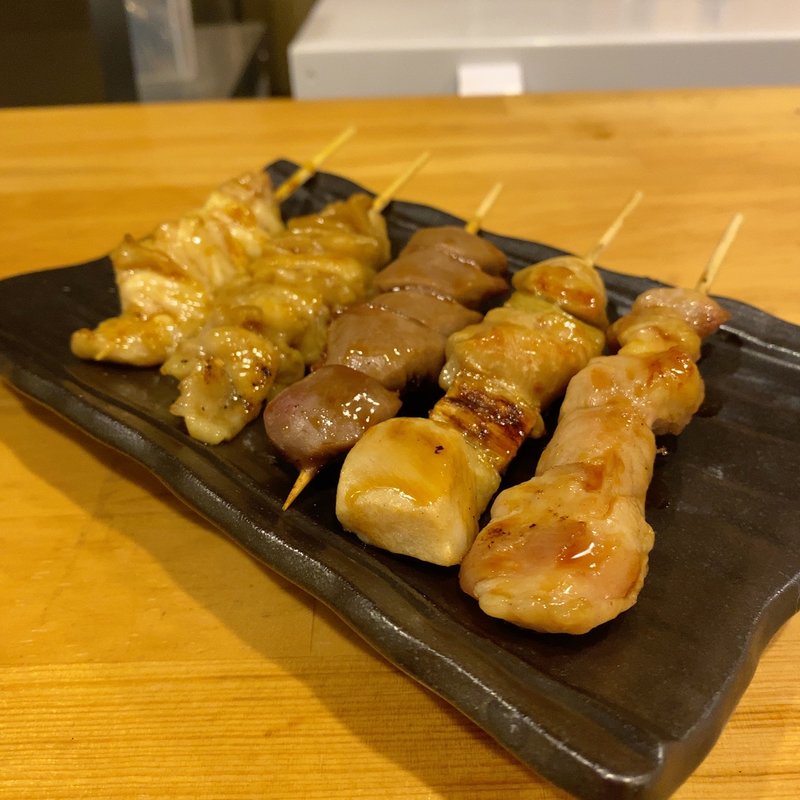 串焼き盛り合わせ(もも、ねぎま、砂肝、皮、テール)(串焼き×バル 串光)