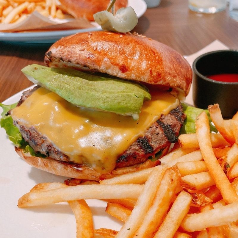 バーガーランチ(チーズ、アボカド追加)(WOLFGANG PUCK KITCHEN ＋ BAR)