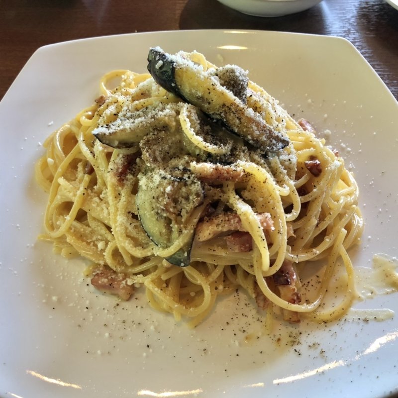 カルボナーラとナス(サッシカイア)