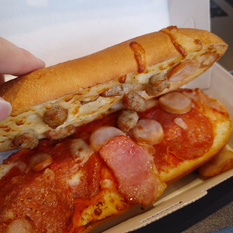 ギガ・ミート ピザサンド(ドミノ・ピザ浅草橋店)