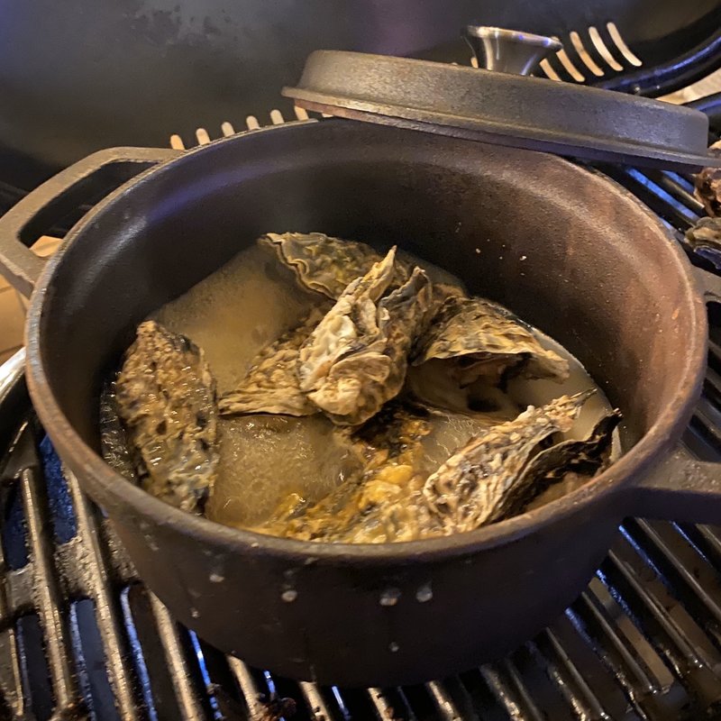 ダッチオーブンの蒸し牡蠣(Garden Kitchen FLARIE)