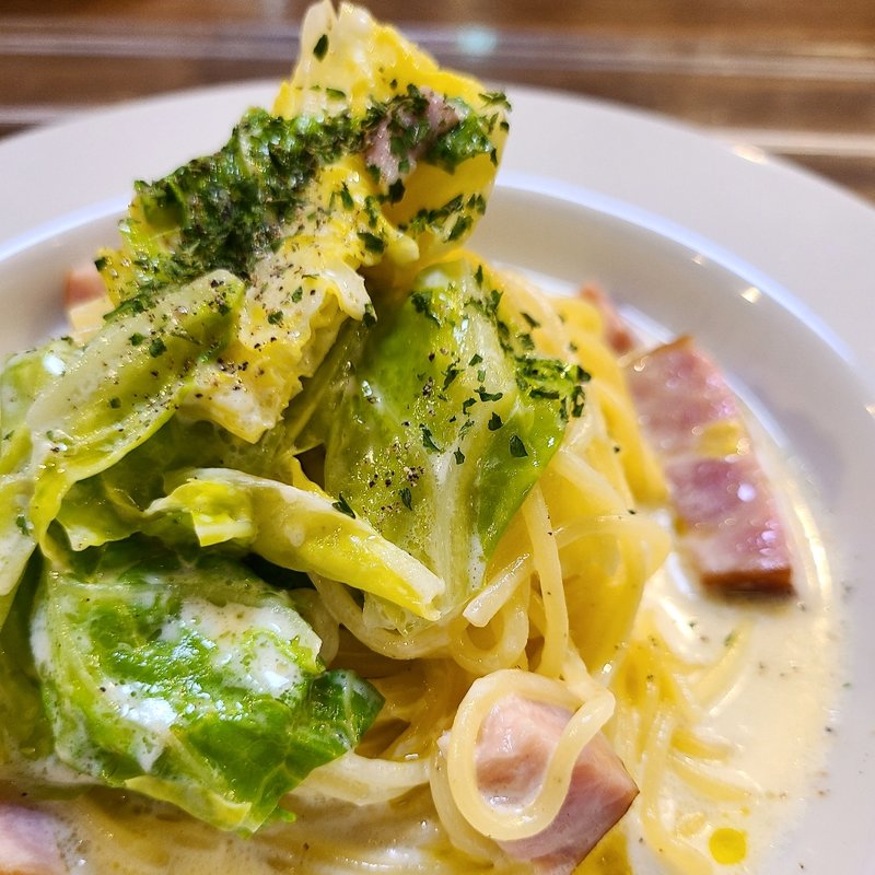 春キャベツとベーコンのクリームソース(めがね食堂)