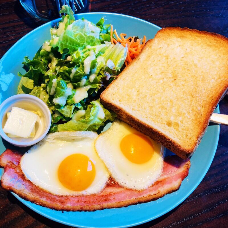  ベーコンと目玉焼きの厚切りトーストプレート(ベーカリー&カフェ 沢村 広尾プラザ)