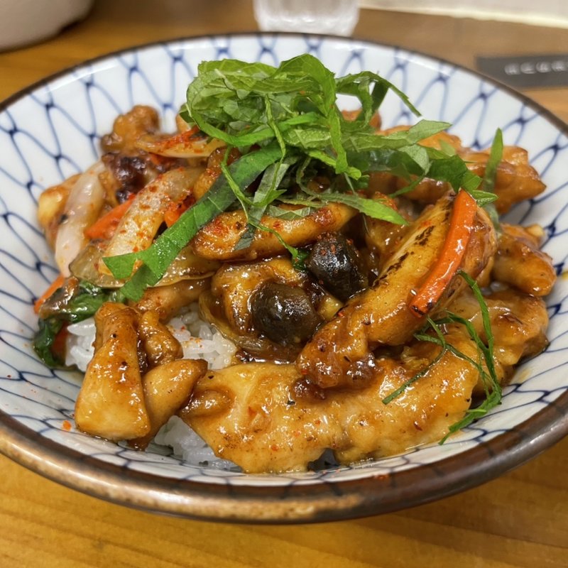 鶏モモ辛味噌焼肉丼大葉のせ(ラーメン専科 竹末食堂)