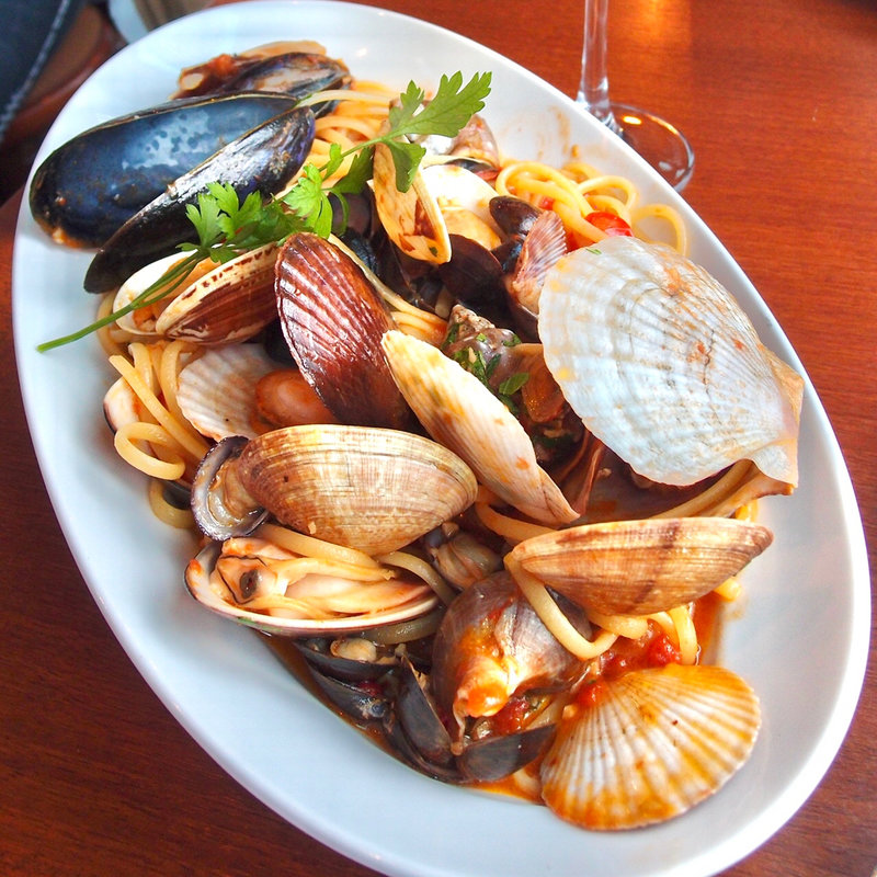 パラディーソ名物 本日仕入れた貝類とチェリートマトのペスカトーレ風リングイネ (トラットリア 築地 パラディーゾ！)