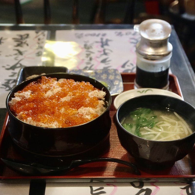 いくらとカニむき身のコロボ丼(三島広小路創作居酒屋theすすきの・麺工房たいし)