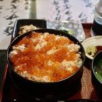いくらとカニむき身のコロボ丼(三島広小路創作居酒屋theすすきの・麺工房たいし)