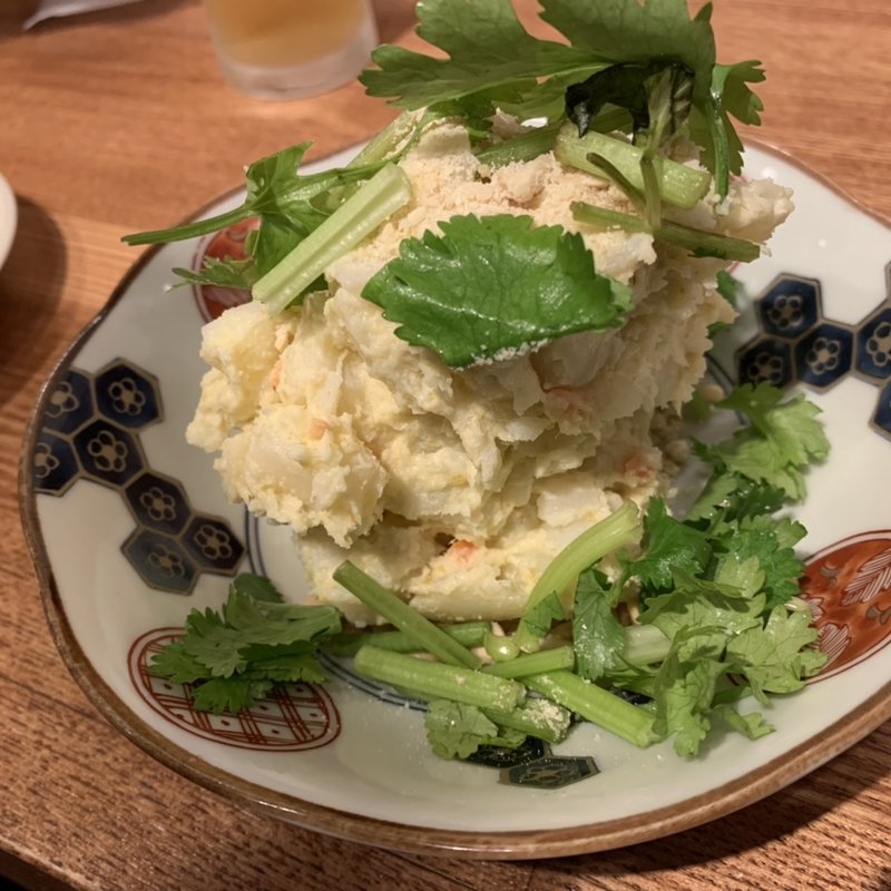 グリーンカレーのポテサラ(大衆酒場カラカゼ)