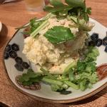 グリーンカレーのポテサラ(大衆酒場カラカゼ)