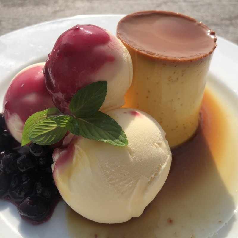 プリンとアイス・フルーツプレザーブ添え(マーロウ 葉山マリーナ店)