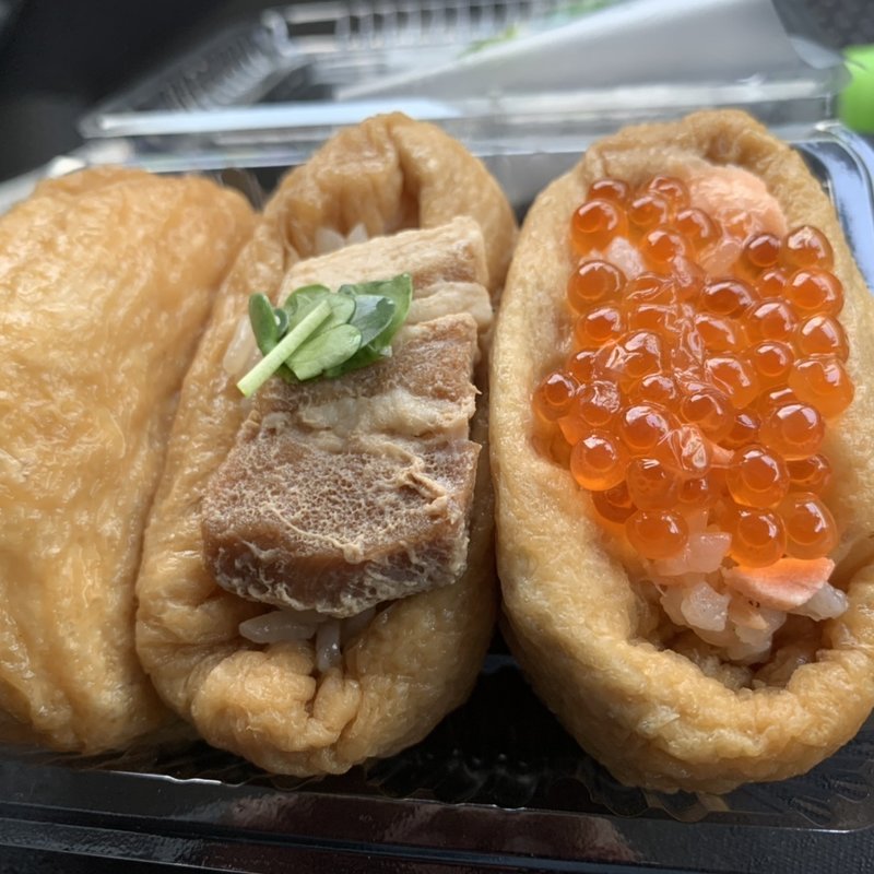 柔らか豚角煮、鮭いくら、プレーン(おいなり食堂)