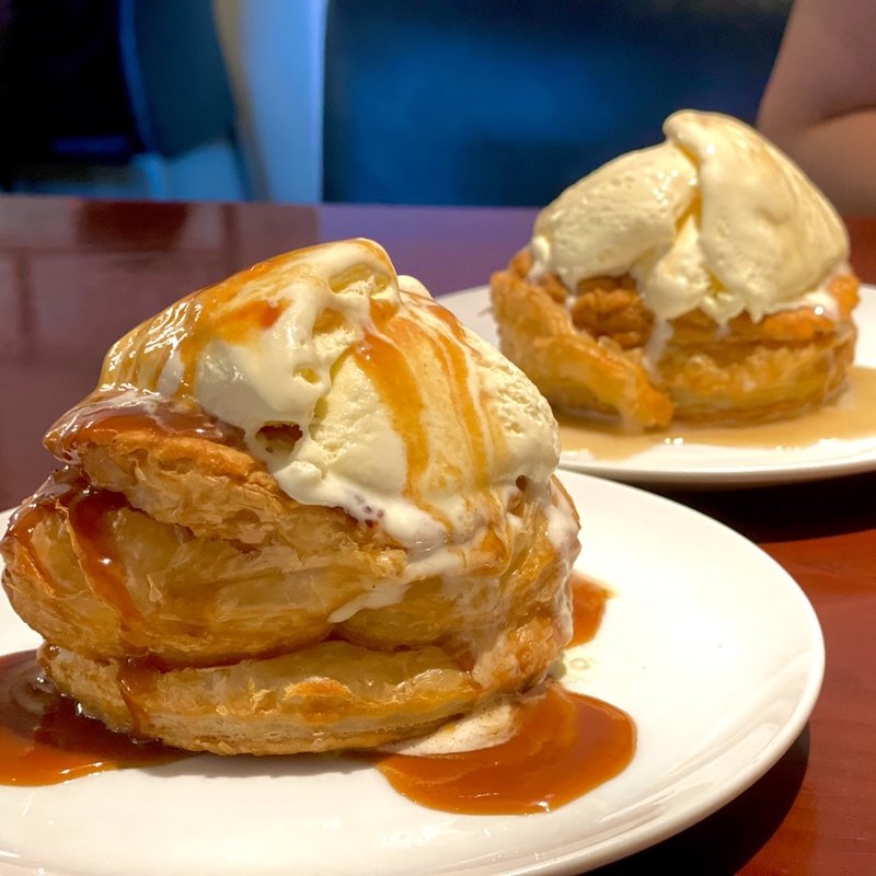 アップルパイ（キャラメルソース）(SHUTTERS 吉祥寺)