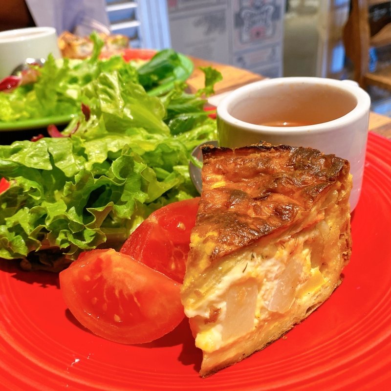 スモークサーモンとクリームチーズのりんごのキッシュ(GRANNY SMITH APPLE PIE & COFFEE 横浜店)