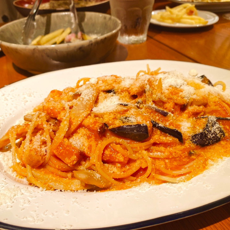 揚げ茄子とキノコのアマトリチャーナ(TRATTORIA E BAR ROMA トラットリア エ バール ローマ)