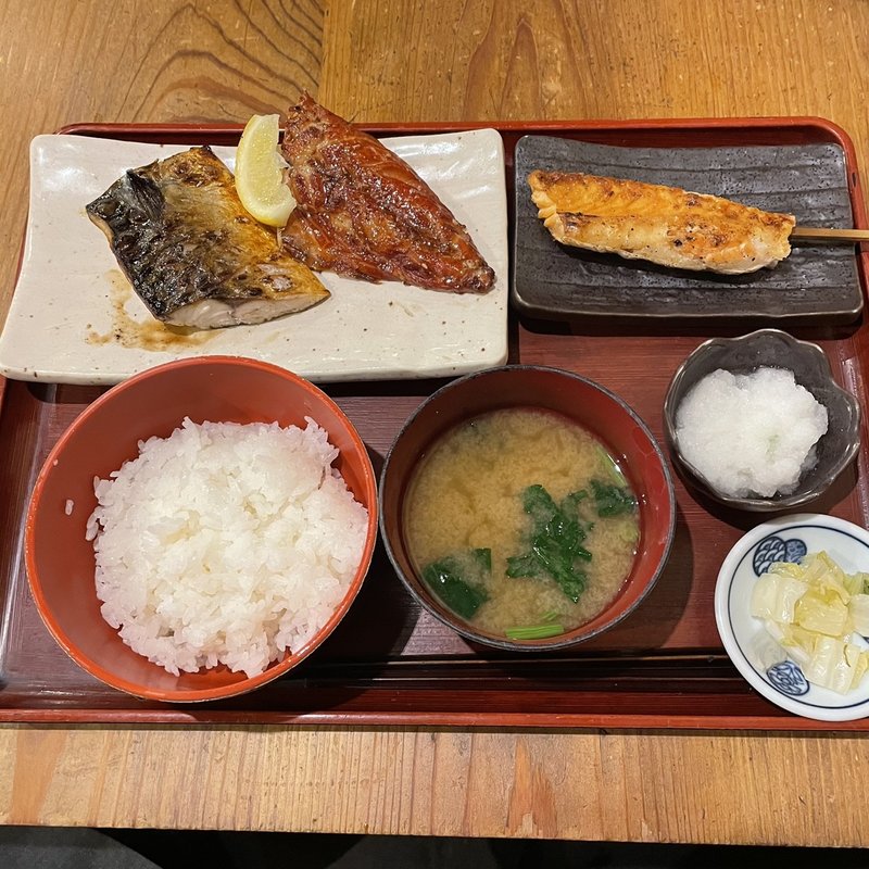 トロサバ半々定食&サーモンハラス串(炭火焼専門食処 白銀屋 溜池分店)
