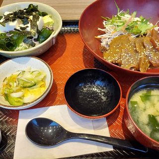ごま味噌だれの鰹ハリハリ野菜丼(大戸屋ごはん処 柏駅南口店)