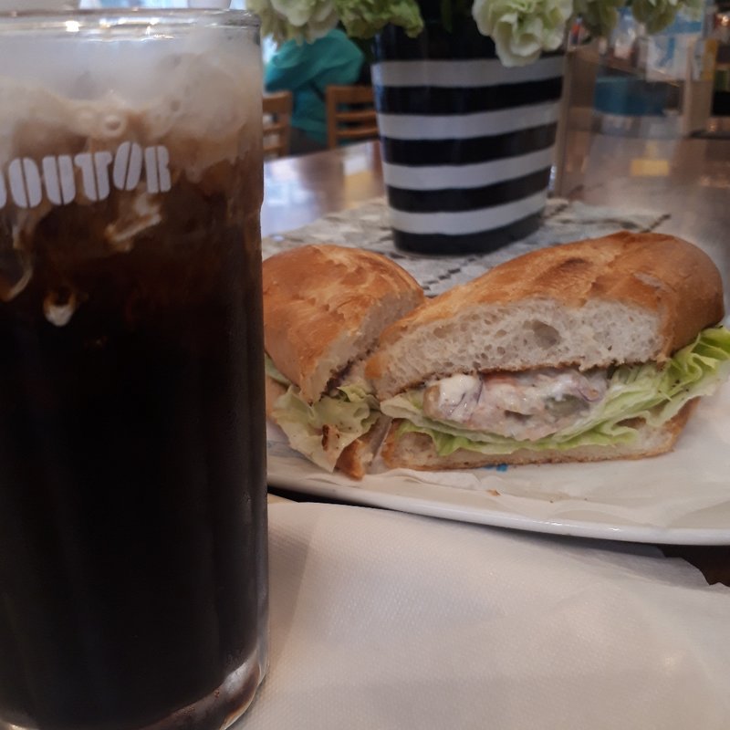 ミラノサンドB　海老とアボカドとサーモン　アイスコーヒー(ドトールコーヒーショップ 大塚南口店)