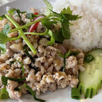 カオラープガイ（鶏肉ハーブ炒めご飯）(サバイディー タイ&ラオス料理)