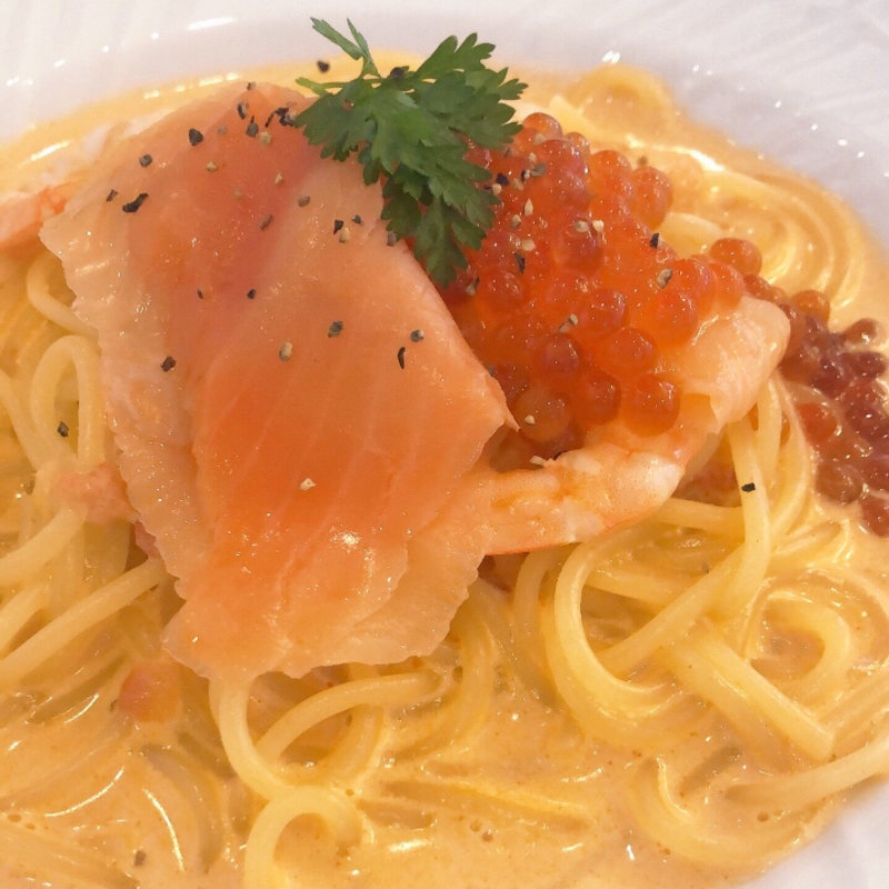 いくらとスモークサーモントラウト、海老のトマトクリームソース(不二家)