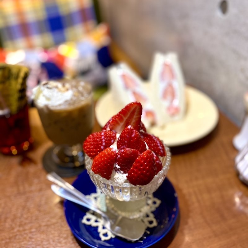 いちごのパフェ(チンクエチェント )