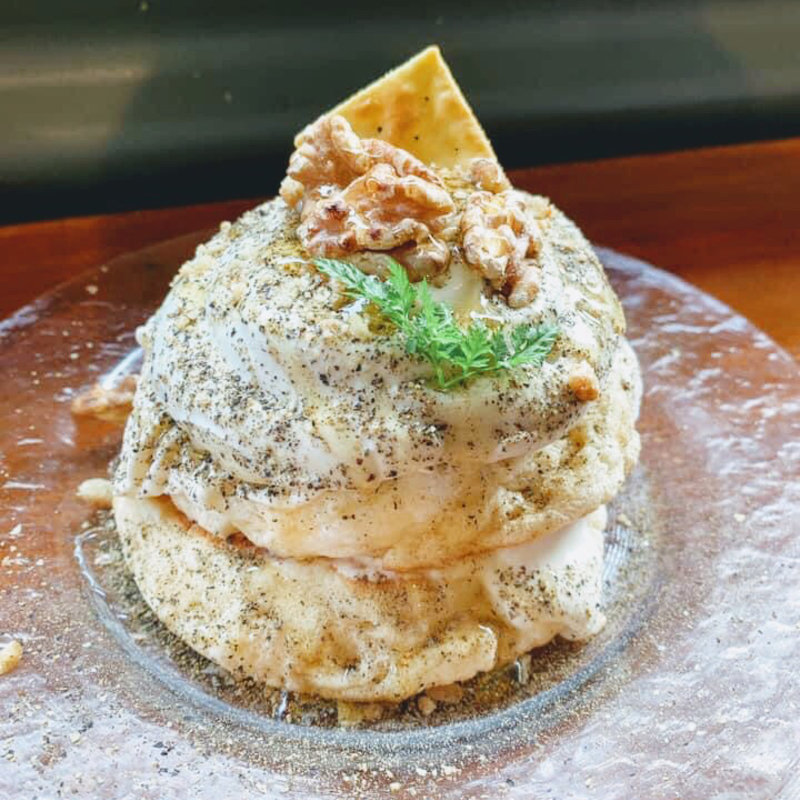 ブルーチーズとペッパーのパンケーキ(Parlor Vinefru 銀座)