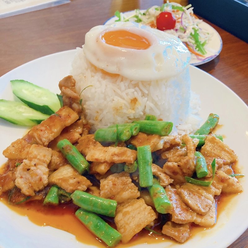 豚バラレッドカレー炒め(ニューチェンマイタイ料理)