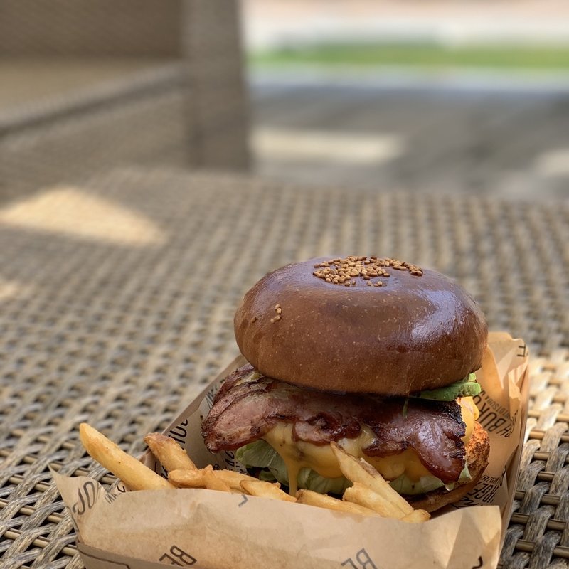アボカドモッツァレラバーガー(ザ ビーチ バーガー ハウス （The BEACH BURGER HOUSE）)