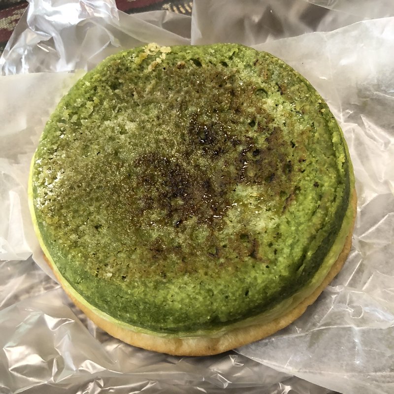 グリーンティーのトリプルクリームパン(石窯パン工房 KLEE BLATT クリーブラッツ 若草店)