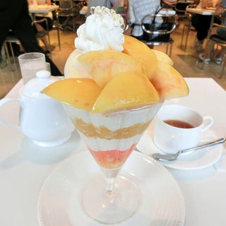 桃のパフェ(タカノフルーツパーラー 新宿高島屋店 )