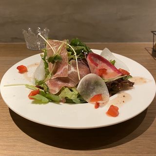 切り立て生ハムのサラダ〜木イチゴドレッシング〜(原価ワインとお肉料理 クエント)