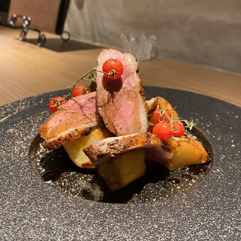 ハンガリー産マグレ鴨のロースト〜瞬間スモークパフォーマンス〜(原価ワインとお肉料理 クエント)