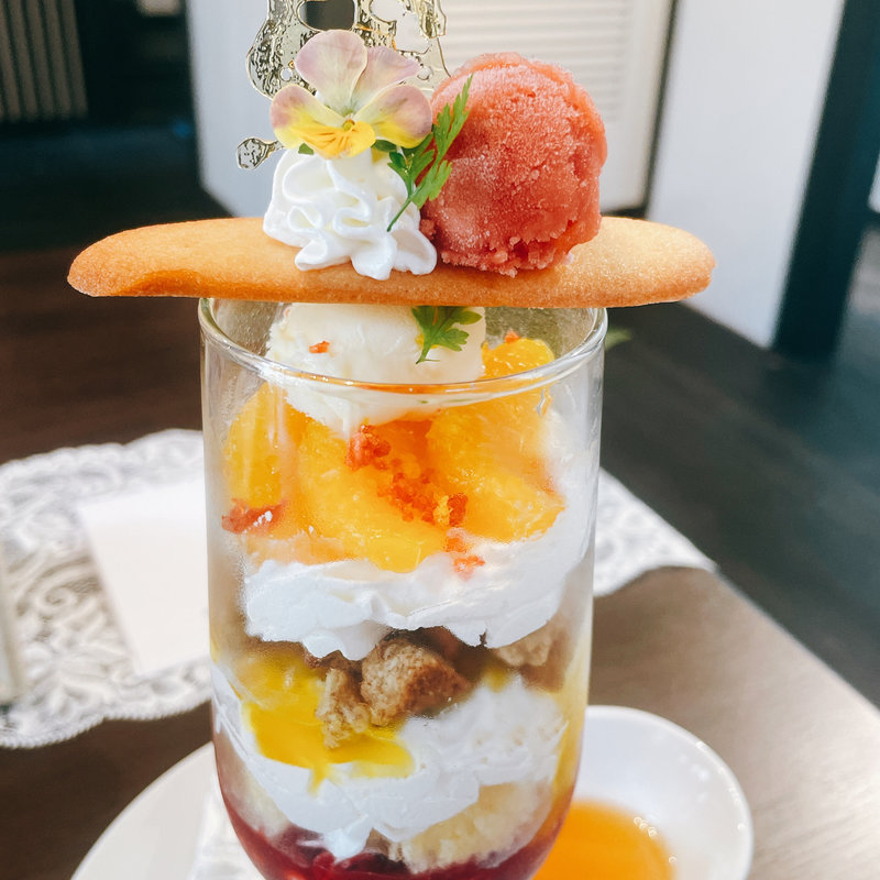 オレンジとカラメルのパフェ(Art Branding Cafe sui東山)