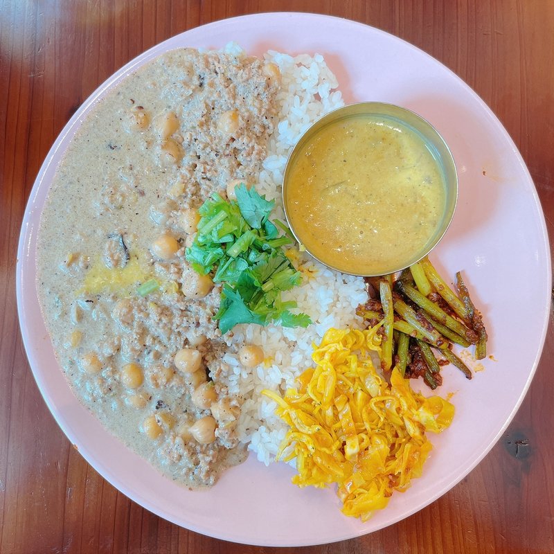 WHITE SHOCK（ホットな鶏とヒヨコ豆の白いカリー）(かりい食堂)