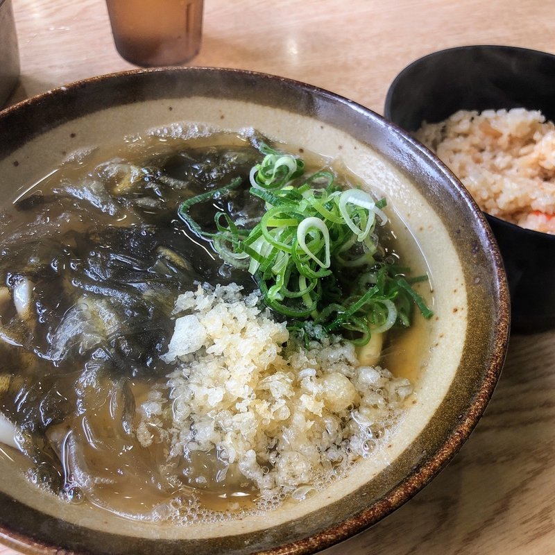 昆布うどんとかやくご飯(手打ちうどん こんぴらさん 尼崎)