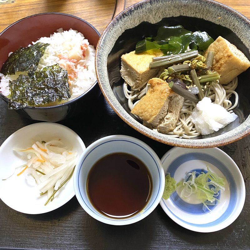 山菜わらびと栃尾揚げ蕎麦と三色丼(須坂屋そば 越佐庵 日本橋店)