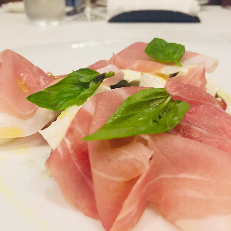 パルマ産生ハムと水牛モッツァレラのカプレーゼ(ラ ピッコラ ポエズィーア )