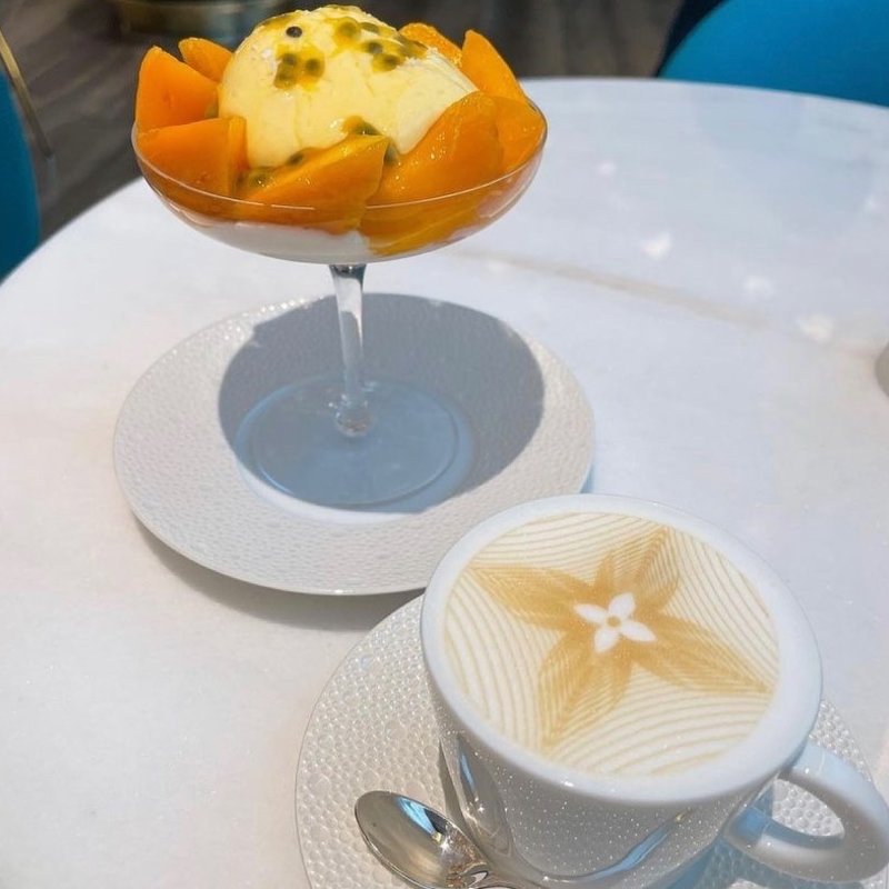 マンゴーパフェ ヴィカフェラテ(ル・カフェ・ヴィ(ルイヴィトンカフェ))