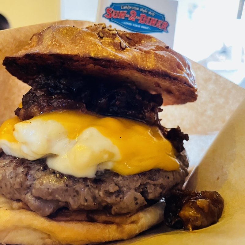 マカロニ&チーズ・ベーコンジャムバーガー(サントゥーダイナー （Sun2Diner）)