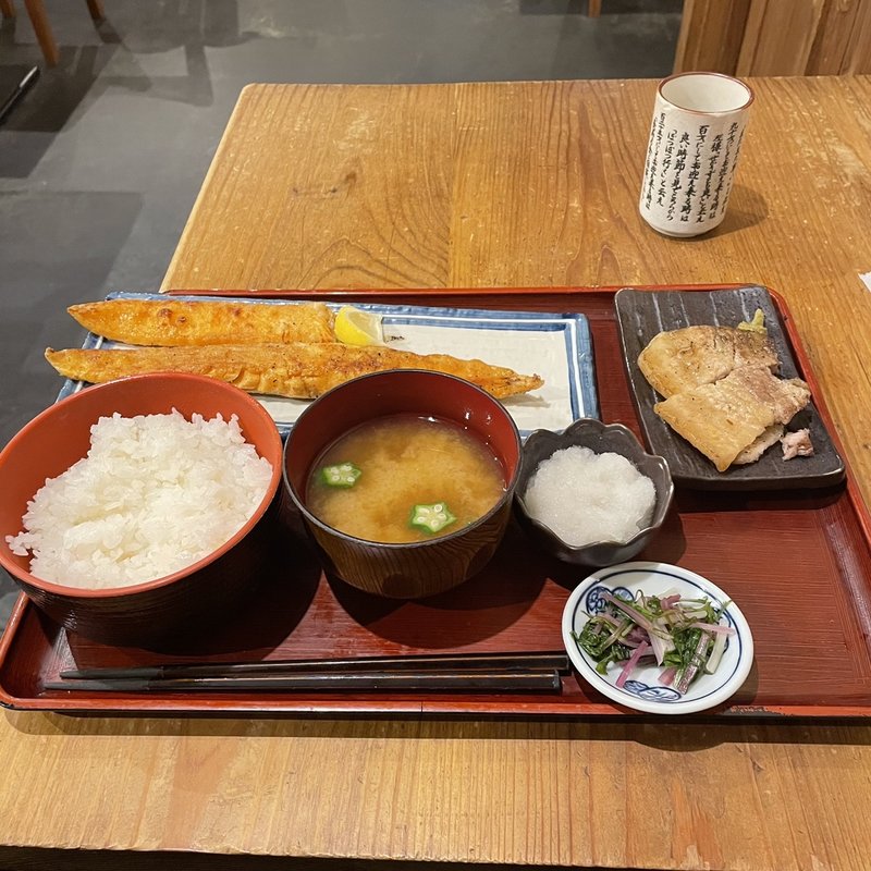 サーモンハラス定食＋豚バラ焼き(炭火焼専門食処 白銀屋 溜池分店)