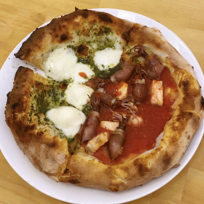 ピッツァ ハーフ&ハーフ
ポルチーニ茸のピッツァ&イカ墨と燻製モッツァレラ(スクニッツォ･ダ･シゲオ （Scugnizzo DA SHIGEO）)