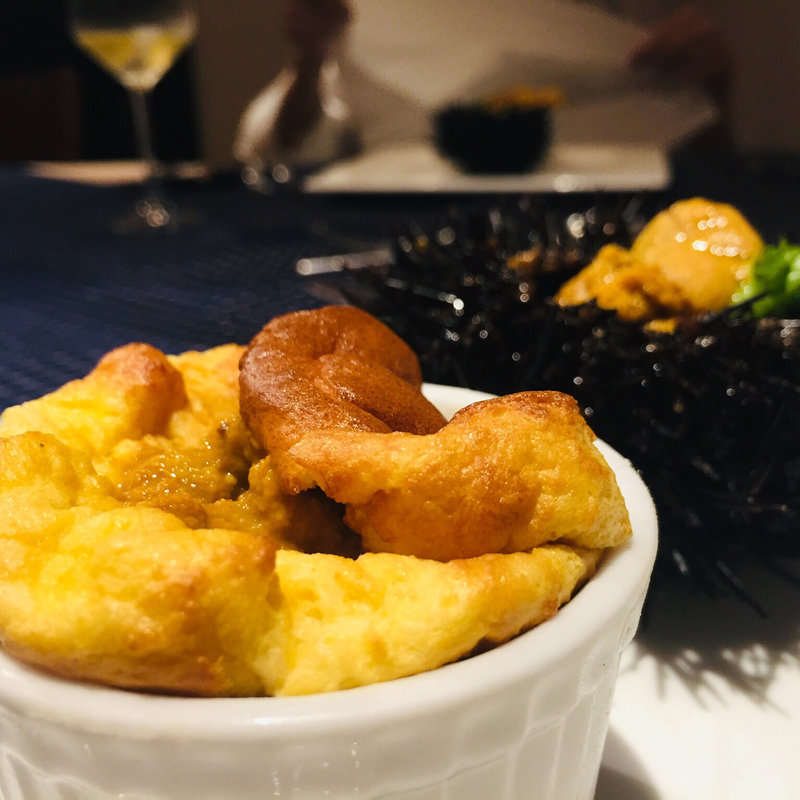 北海道羽幌産活紫雲丹のスフレと鹿児島産丸オクラのタルタルのアントレ(フランス厨房 旬彩 中央駅店 )